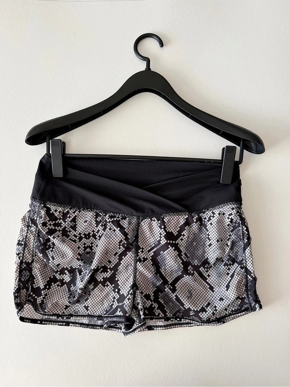 lululemon Sunset Salutation Short Athletic Shorts Black & Gray